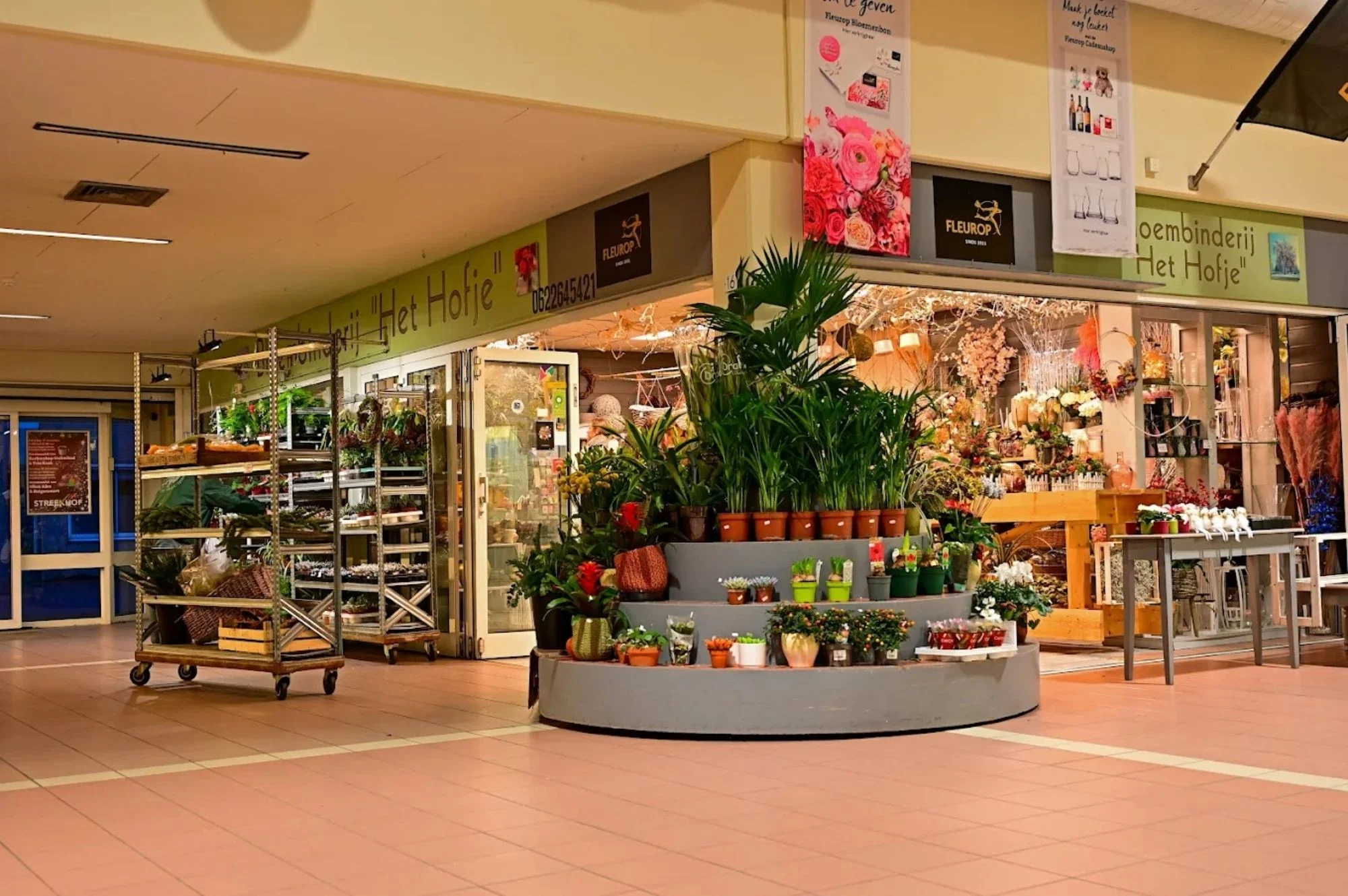 De winkel van Bloembinderij het Hofje in Winkelcentrum Streekhof